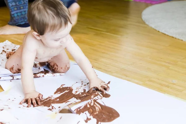 çikolata ile el boyama bebek