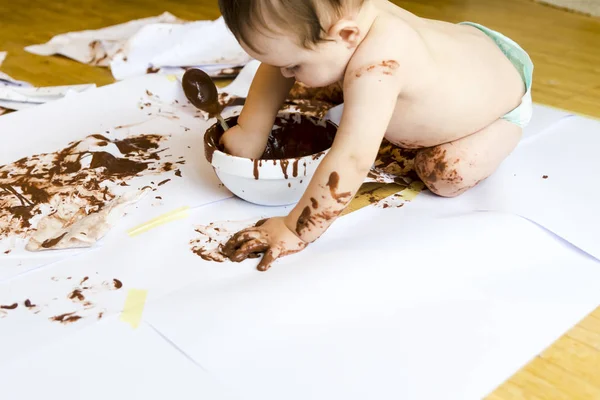 çikolata ile el boyama bebek