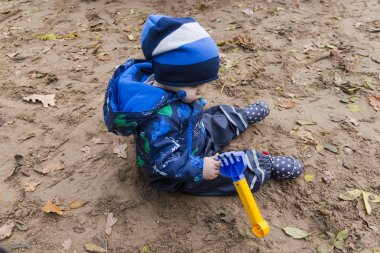 sonbaharda kumda oynayan bebek