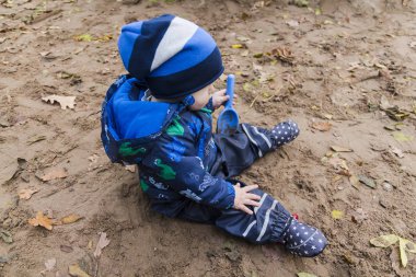 sonbaharda kumda oynayan bebek