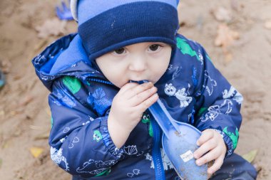 sonbaharda kumda oynayan bebek