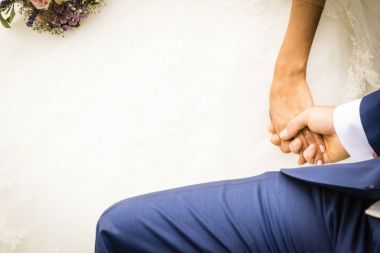 eller Düğün çifti düğün gününde iç içe