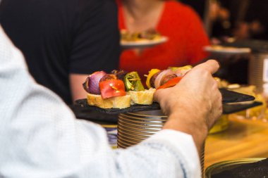 Bask ülkesinin pintxos 'u olarak adlandırılan İspanyol tapaları