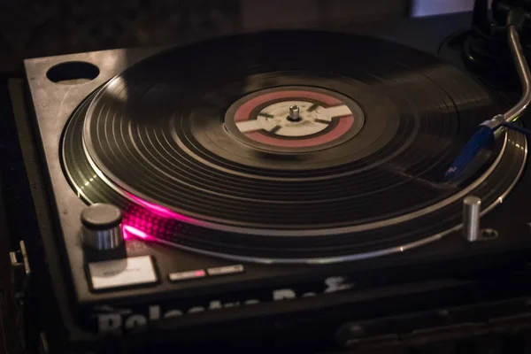 DJ hraje hudbu s vinylových desek — Stock fotografie