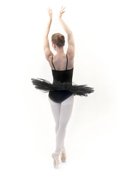 Bailarina de ballet posando sobre fondo blanco — Foto de Stock