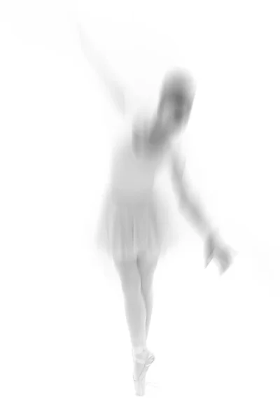 Danseuse de ballet posant sur fond blanc — Photo