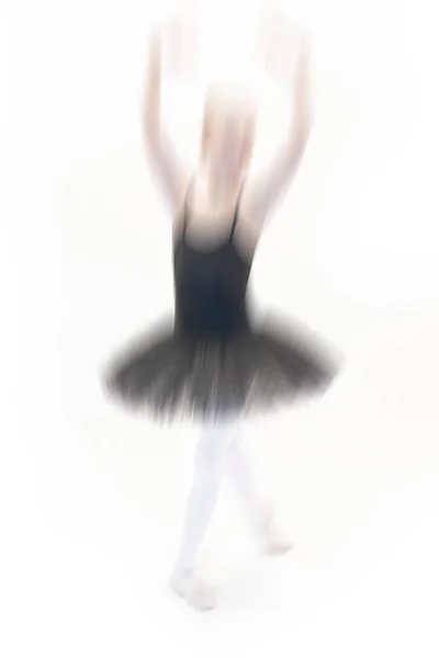 Danseuse de ballet posant sur fond blanc — Photo