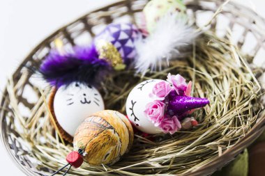 Hasır sepet saman ile Paskalya yortusu yumurta