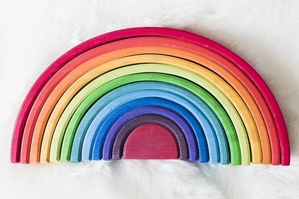 ahşap waldorf gökkuşağı beyaz halı üzerinde