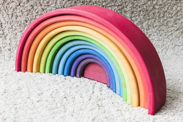 ahşap waldorf gökkuşağı beyaz halı üzerinde