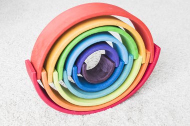 ahşap waldorf gökkuşağı beyaz halı üzerinde