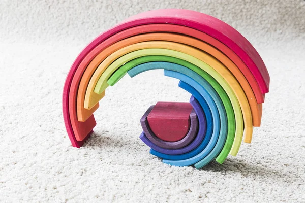 ahşap waldorf gökkuşağı beyaz halı üzerinde