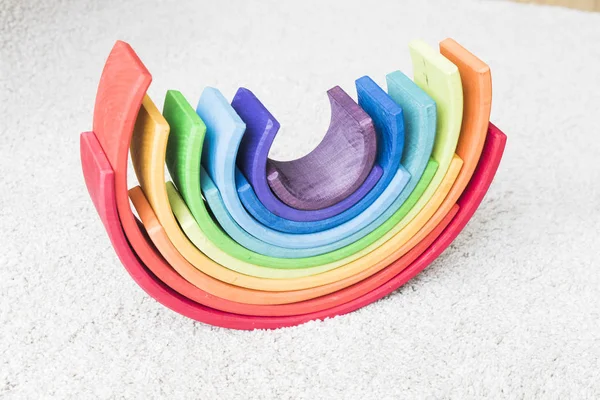 ahşap waldorf gökkuşağı beyaz halı üzerinde