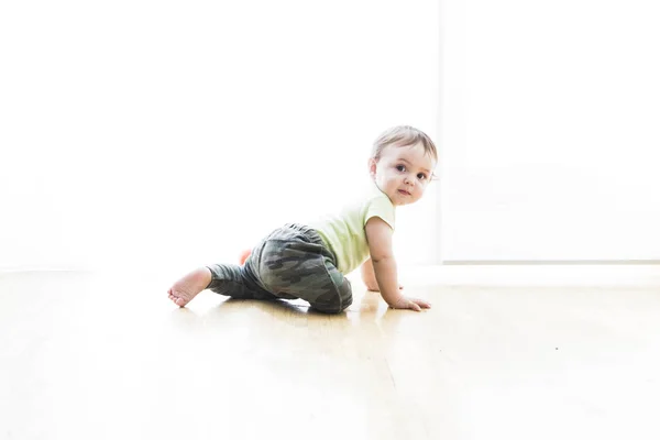 Bébé rampant sur le sol avec un fond blanc — Photo