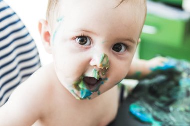 bebek yüzlü bir boya ile bulaşmış