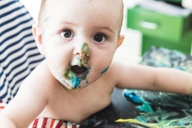 bebek yüzlü bir boya ile bulaşmış