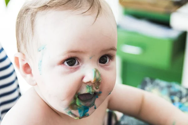 Bambino con una faccia imbrattata di vernice — Foto Stock
