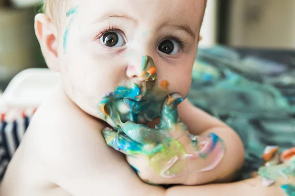 Bambino con una faccia imbrattata di vernice — Foto Stock