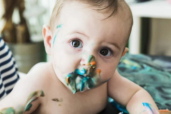 Bambino con una faccia imbrattata di vernice — Foto Stock