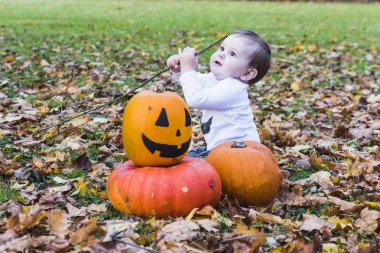 Kabak ile Cadılar Bayramı'nda oynayan bebek