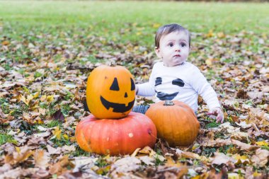 Kabak ile Cadılar Bayramı'nda oynayan bebek