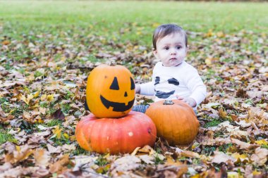 Kabak ile Cadılar Bayramı'nda oynayan bebek