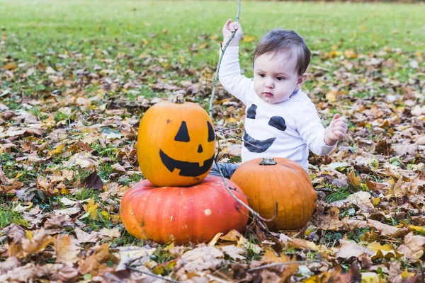 Ребенок играет с детьми на Хэллоуин — стоковое фото