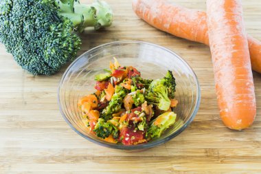 cam kapta havuç Brokoli Salatası