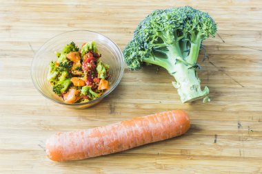 cam kapta havuç Brokoli Salatası