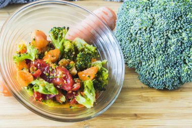 cam kapta havuç Brokoli Salatası