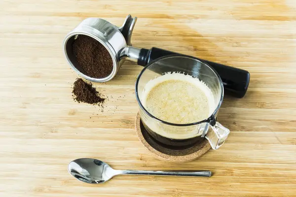 Cangkir espresso di papan kayu dengan kopi tanah — Stok Foto