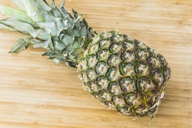 ahşap arka plan ananas yakın çekim