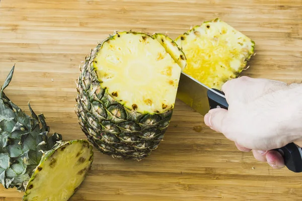 ahşap arka plan üzerinde bir ananas kesme portre