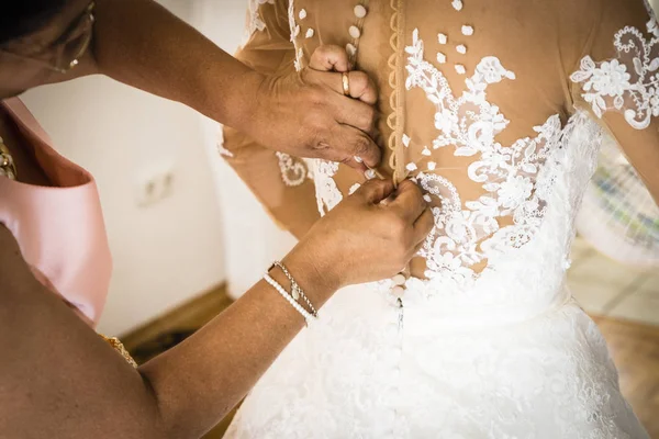 Een trouwjurk op trouwdag — Stockfoto