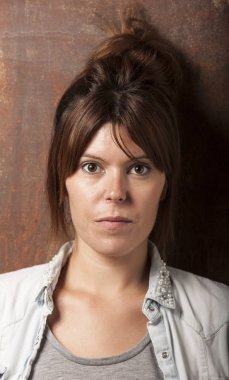 Koyu sarı fonde bir güzel kızıl saçlı kız