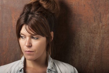 Koyu sarı fonde bir güzel kızıl saçlı kız