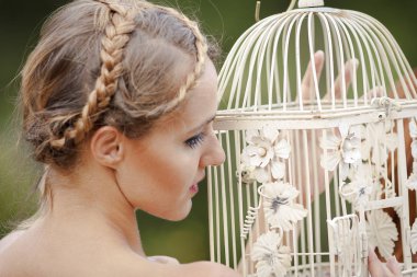 Güzel sarışın kız kot pantolon