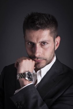 Koyu arka plan üzerinde ciddi bir beyaz adam