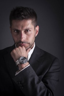 Koyu arka plan üzerinde ciddi bir beyaz adam