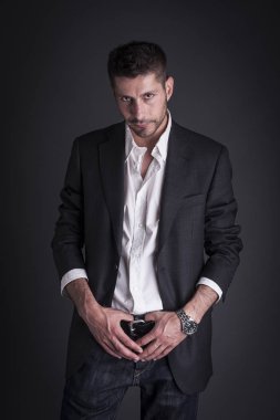 Koyu arka plan üzerinde ciddi bir beyaz adam