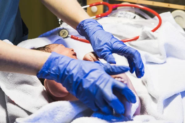 Новорожденный ребенок секунд и минут спустя — стоковое фото