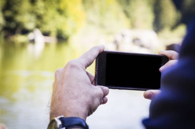 bir akıllı telefon kullanarak eller