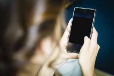 bir akıllı telefon kullanarak eller