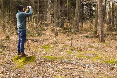 adam alarak fotoğraf ile ormanın içinde smartphone