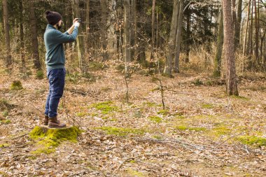 adam alarak fotoğraf ile ormanın içinde smartphone