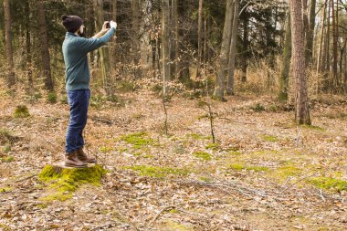 adam alarak fotoğraf ile ormanın içinde smartphone