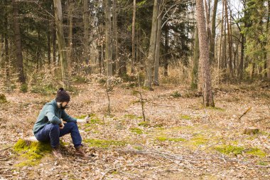 adam alarak fotoğraf ile ormanın içinde smartphone