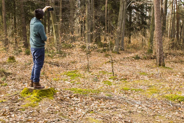 Mann fotografiert mit Smartphone im Wald — Stockfoto