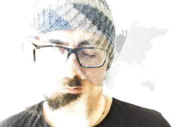 sakallı adam dünya Ma beyaz arka plan üzerinde