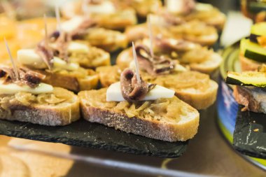 Gilda pinchos zeytin ve hamsi tapas İspanya'dan ile